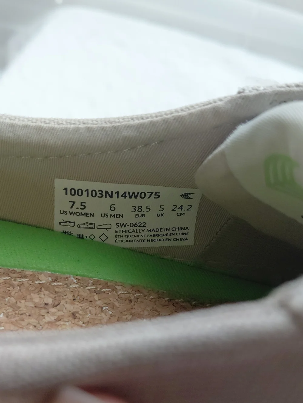 Cariuma pantone canvas